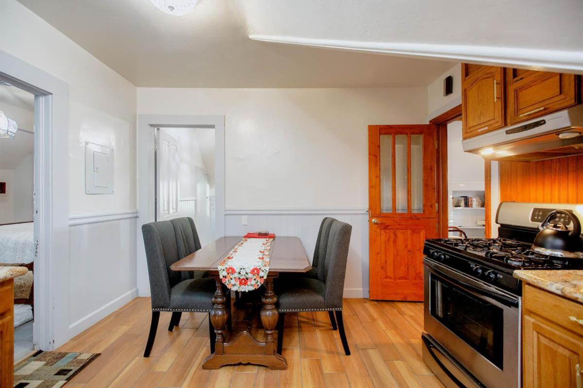Alameda 3Br Unique Victorian Penthouse With Deck And Outdoor Furniture, Ac, 3 Blocks To Beach & Shopping Center & 2 Free Parking Spaces Esterno foto